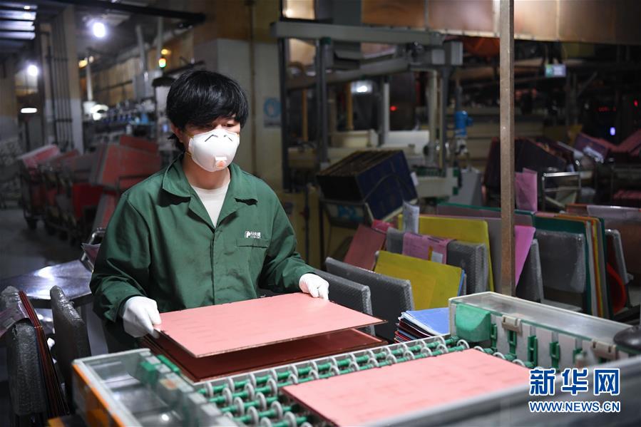 2월 10일, 광저우 개발구에 광저우싱썬콰이제전로과기 유한공사 생산 작업장에서 마스크를 쓴 직원이 작업을 하고 있다. [사진 출처: 신화망]