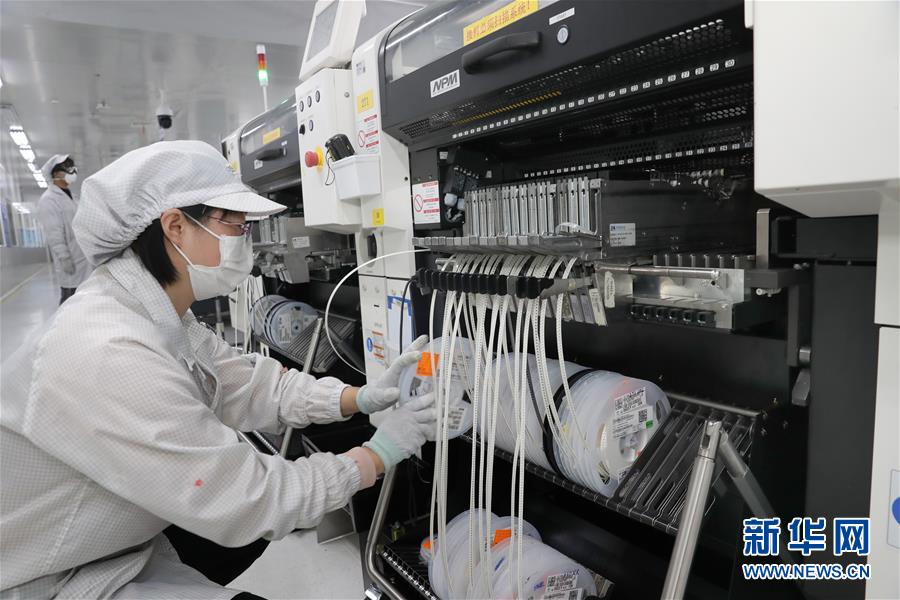 장쑤성 난퉁(南通)시 차량용 스마트 단말기 생산 기업 생산 어셈블리 라인에서 직원이 작업을 하고 있다. [사진 출처: 신화망]