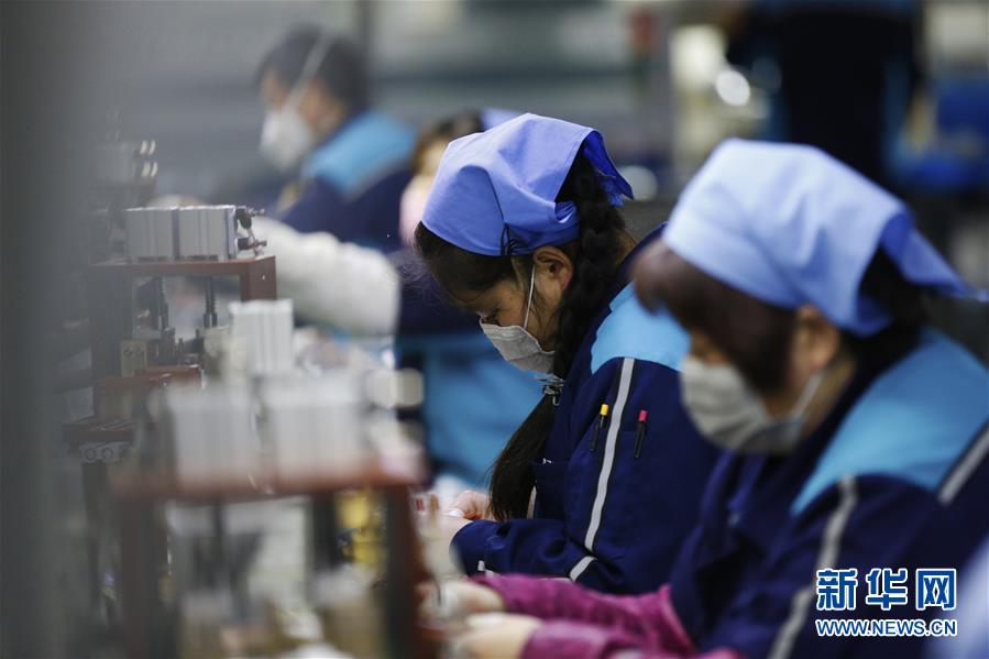 장쑤성 쓰훙(泗洪) 경제 개발구의 전자 기업 직원이 생산 작업장에서 바쁘게 움직이고 있다. [사진 출처: 신화망]
