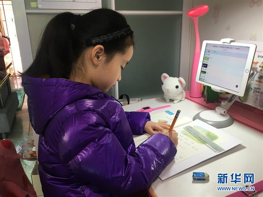 푸저우 교육단과대학 부속 제1초등학교 1학년 린위신(林語欣) 학생이 집에서 인터넷을 통해 수업을 듣고 있다.  [2월 10일 촬영/사진 출처: 신화망]