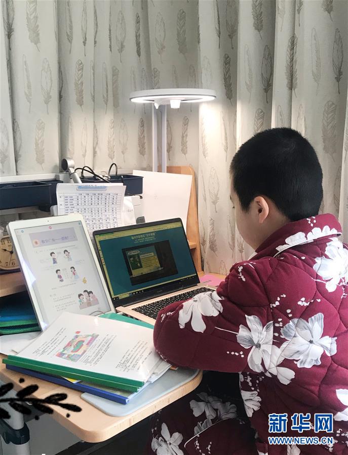 푸저우 구러우(鼓樓)제2중심초등학교 3학년 황쥔천(黃浚宸) 학생이 집에서 인터넷을 통해 수업을 듣고 있다.  [2월 10일 촬영/사진 출처: 신화망]