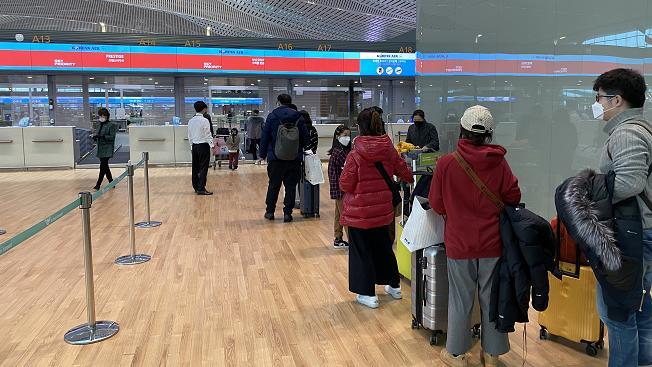 한국에 체류 중이던 우한 여행객 16명이 귀국길에 오르고 있다. [사진 출처: CCTV 뉴스 클라이언트]