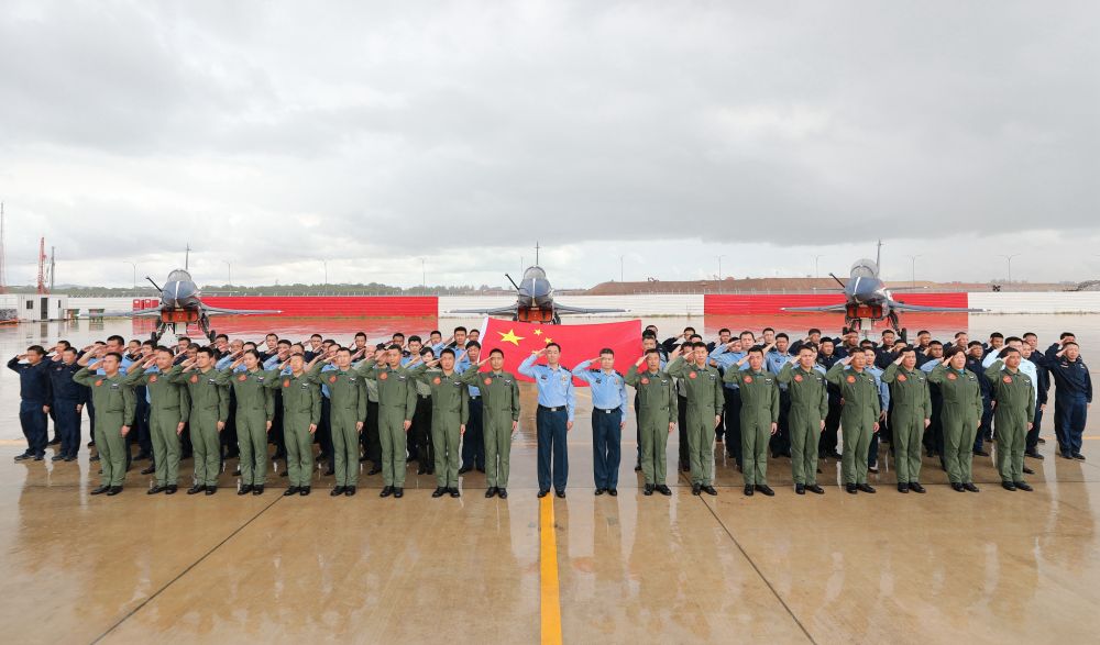 싱가포르 에어쇼 개막식에서 공군 81 곡예비행팀이 조국을 축복하고 우한을 응원하고 있다. [사진 출처: 신화사/촬영: 왕쩌이(王澤一)]