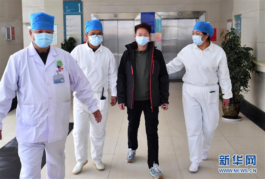 2월 12일 시짱자치구 제3인민병원, 신종 코로나 감염 환자(우2)가 의료진들의 배웅을 받아 퇴원한다. [사진 출처: 신화망]