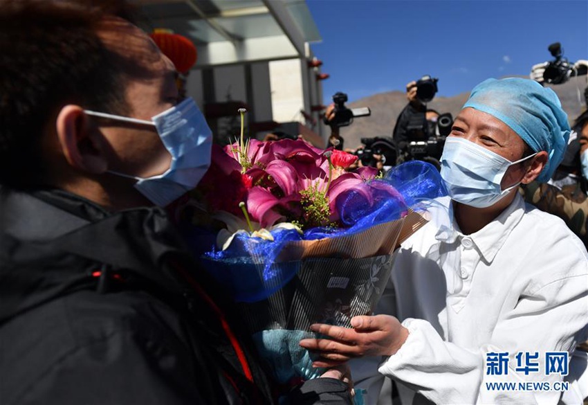 시짱자치구 제3인민병원, 화더미(花德米) 주치의는 퇴원 환자에게 꽃다발을 전했다. [사진 출처: 신화망]