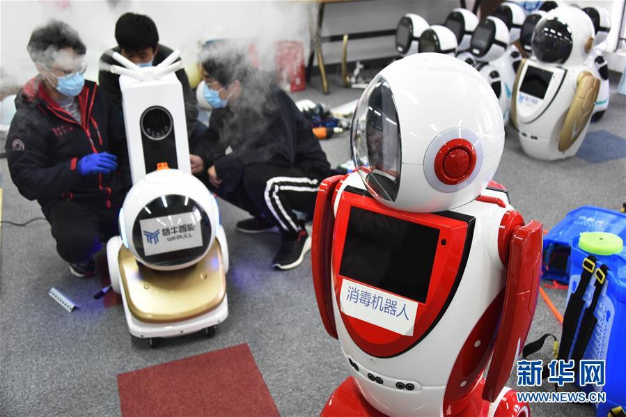 2월 11일, 엔지니어가 칭다오 가오신(高新)구 우뉴(悟牛) 스마트과학기술유한회사에서 2세대 소독 로봇을 디버깅하고 있다. [사진 출처: 신화망]