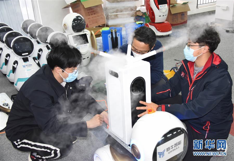 2월 11일, 엔지니어가 칭다오 가오신구 우뉴 스마트과학기술유한회사에서 2세대 소독 로봇을 디버깅하고 있다. [사진 출처: 신화망]