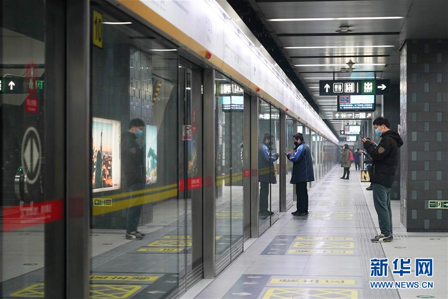 출근 시간, 몇 명의 승객이 6호선 스리푸(十里堡)역에서 지하철을 기다리고 있다. [2월 12일 촬영/사진 출처: 신화망]