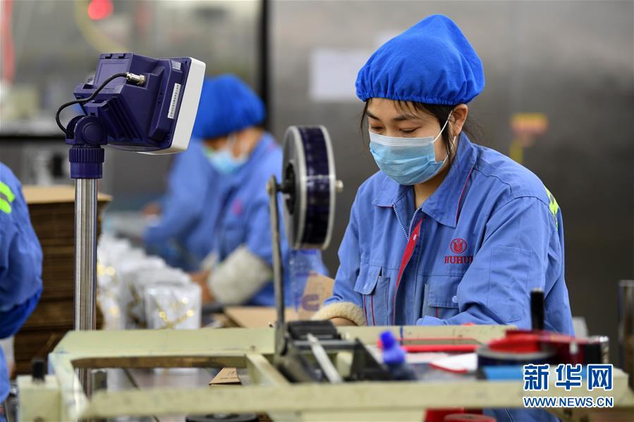 지난 13일 안후이성 페이시(肥西)현 쯔펑(紫蓬)진 생산공장 생산 라인에서 직원들이 분주히 일하고 있다.  [사진 출처: 신화망]