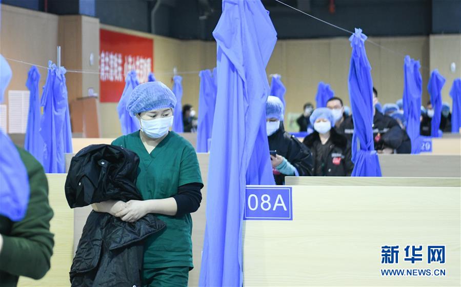 2월 14일 오전, 의료진이 준비 작업을 하고 있다. (사진 출처: 신화망)