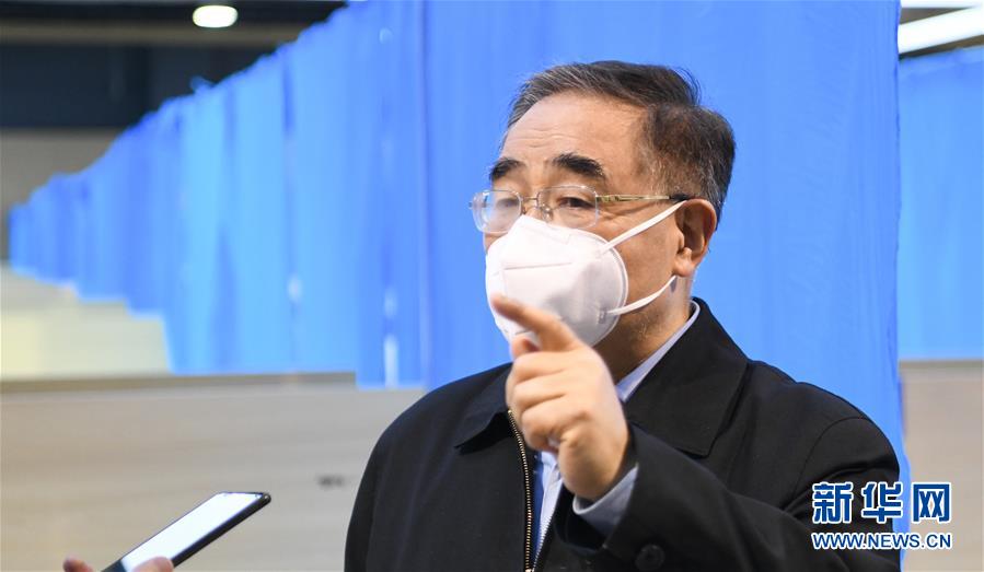 2월 14일, 중국공정원 장보리(張伯禮) 원사가 인터뷰를 받고 있다. (사진 출처: 신화망)