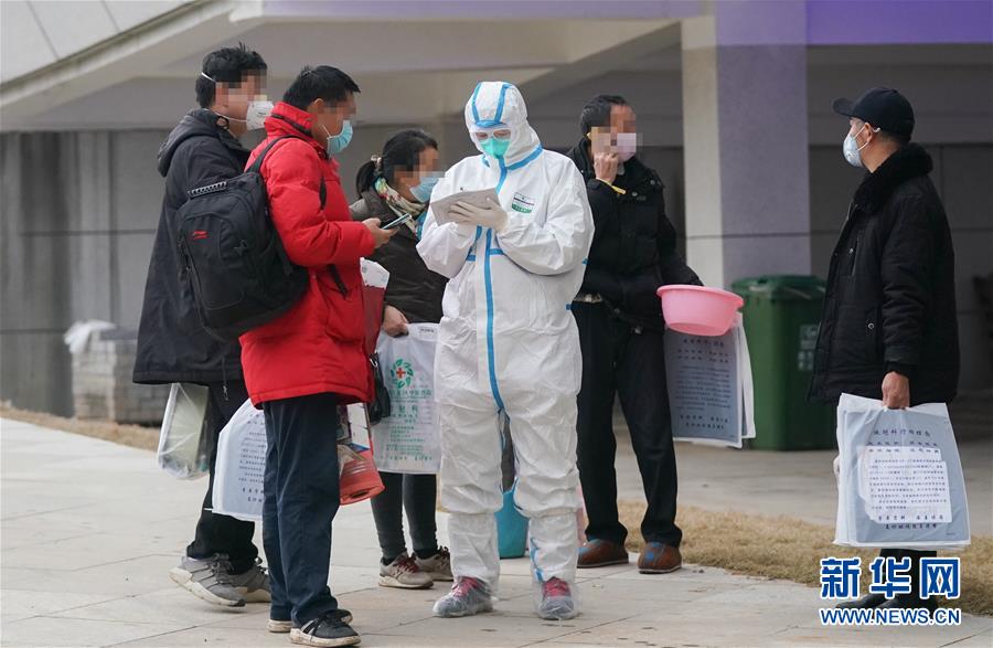 2월 14일 오후, 한 의사(우3)가 환자 정보를 확인하고 있다. (사진 출처: 신화망)