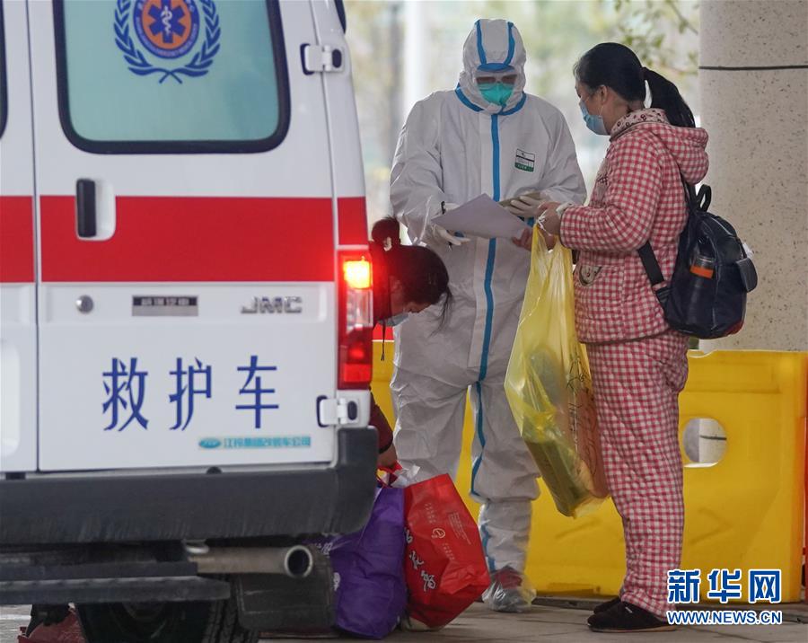 2월 14일 오후, 한 의사(좌)가 환자 정보를 확인하고 있다. (사진 출처: 신화망)