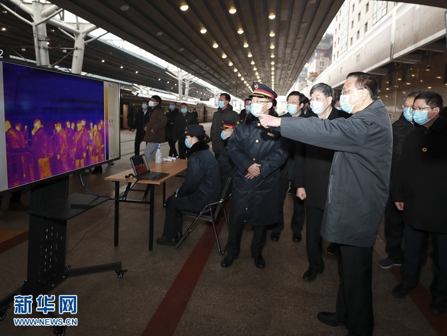 리커창 총리가 역에서 적외선 체온계 측정 상황을 지켜보고 있다. [사진 출처: 신화망]