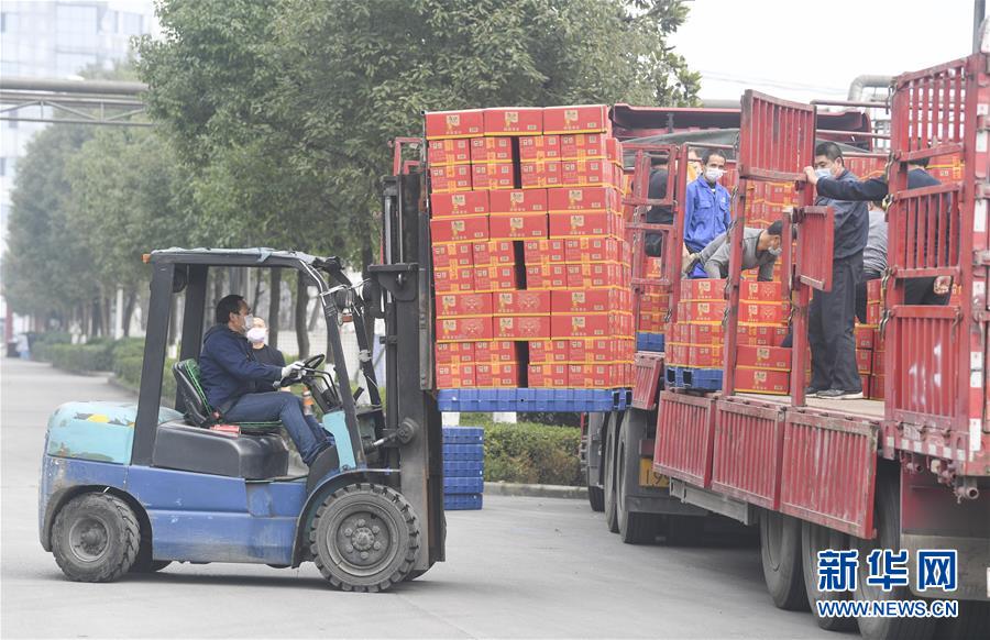 충칭시 푸링 자차이집단주식회사 바이허량 자차이공장 직원들이 자차이 상품을 운반하고 있다. [사진 출처: 신화망]