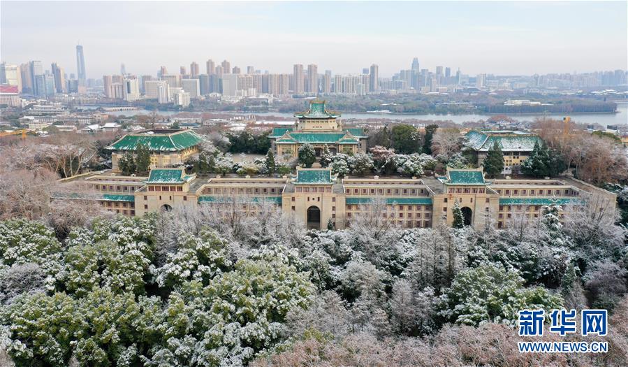 눈 내린 우한대학 벚꽃 정원과 옛 도서관. 멀리 우한시 고층 건물들과 어우러져 풍경을 이룬다. [2월 16일 드론 촬영/사진 출처: 신화망]