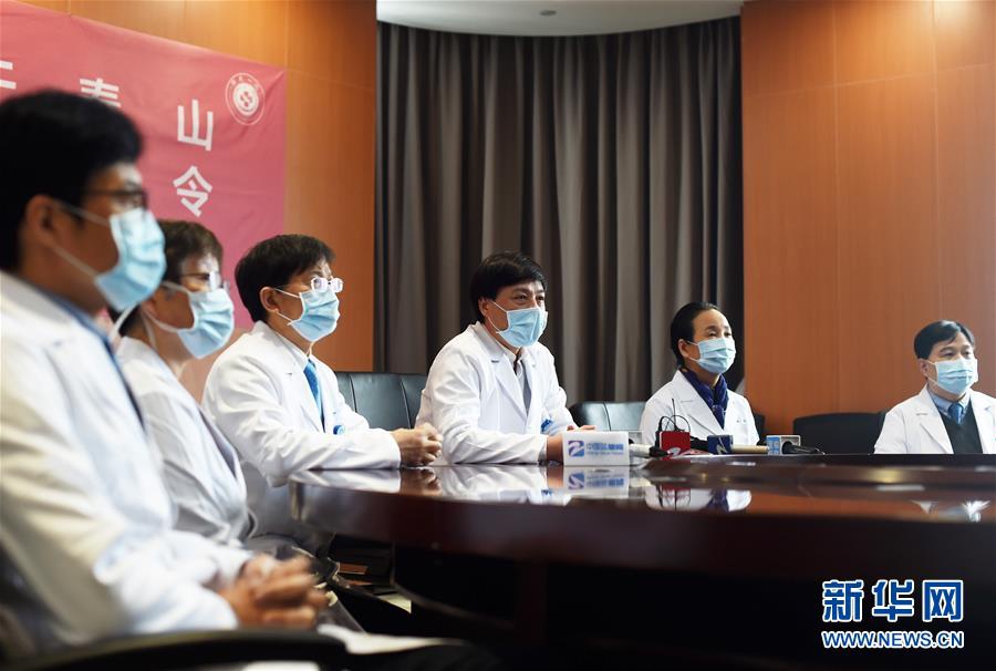 14일, 저장대학 의학원 부속 제1병원 의료진이 즈장원구에서 96세 확진자의 현황을 소개하고 있다. [사진 출처: 신화망]