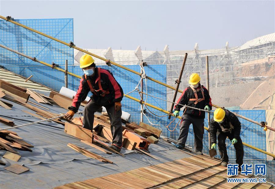 옌칭 동계올림픽촌에서 직원들이 삭도 A1에 서서 지붕에 기와 까는 작업을 하고 있다. [2월 12일 촬영/사진 출처: 신화망]