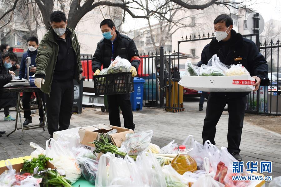 베이징시 시청구 푸궈리(富國里) 단지 직원들이 주민이 주문한 야채를 옮기며 돕고 있다. [2월 13일 촬영/사진 출처: 신화망]