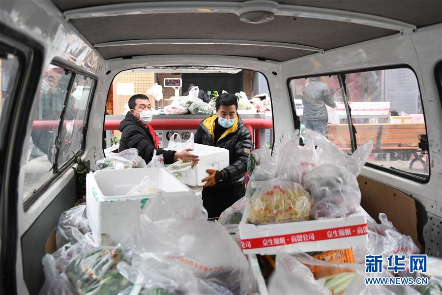 관위안국민생활서비스센터 점원들이 포장한 야채들을 차에 싣고 배달 준비를 하고 있다. [2월 13일 촬영/사진 출처: 신화망]