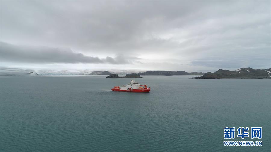 ‘쉐룽 2호’가 남극 창청 기지 하역 작업을 하고 있다. [2월 14일 드론으로 촬영/사진 출처: 신화망]