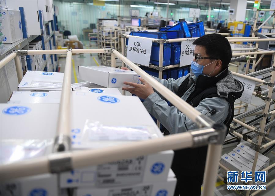 2월 15일, 장쑤 우시의 통용전기의료시스템(중국)유한공사 직원이 의료 설비 완제품을 정리하고 있다. [사진 출처: 신화망]