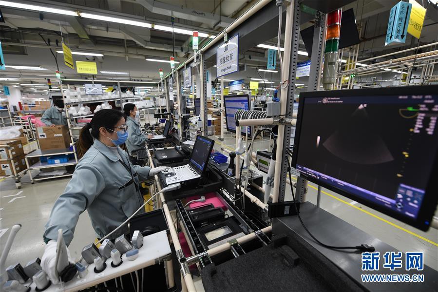 2월 15일, 직원들이 칼라 초음파 기계를 생산하고 있다. [사진 출처: 신화망]