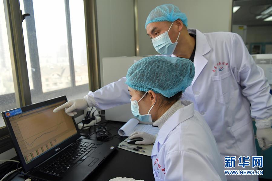 장시(江西)성 난창시 질병예방통제센터에서 검사원이 바이러스 핵산의 검출 결과를 보고 있다. [2월 4일 촬영/사진 출처: 신화망]
