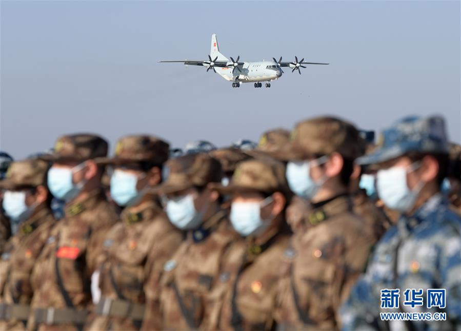 공군 수송기가 곧 우한 톈허(天河)공항에 도착한다. [2월 17일 촬영/사진 출처: 신화망]