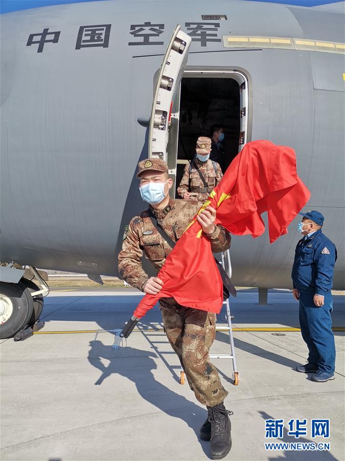 후베이 의료지원팀 대원들이 우한 톈허공항에 도착했다. [2월 17일 촬영/사진 출처: 신화망]
