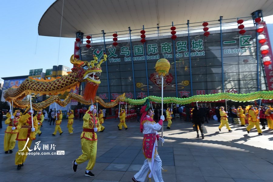 이우 시민들이 용춤으로 영업 시작을 축하했다. [2월 18일 촬영/사진 출처: 인민포토]