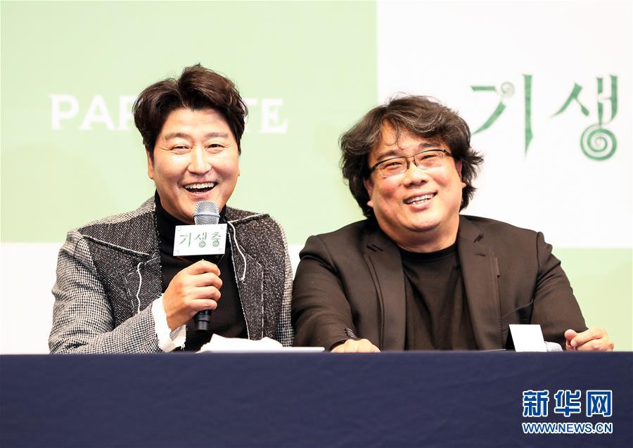 한국 서울에서 열린 영화 ‘기생충’ 기자회견에서 배우 송강호(왼쪽) 씨와 봉준호 감독이 미소를 짓고 있다. [사진 출처: 신화망]