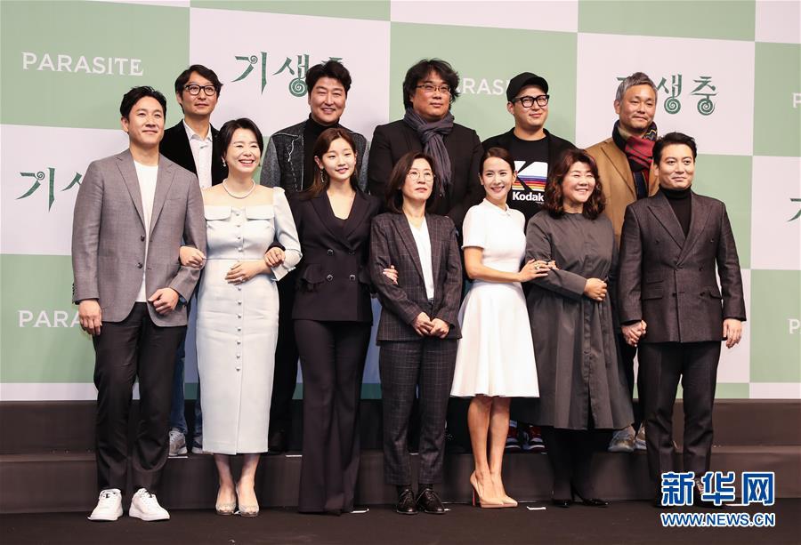2월 19일, 한국 서울에서 기자회견에 참석한 영화 ‘기생충’의 감독과 출연진, 제작진이 포즈를 취하고 있다. [사진 출처: 신화망]