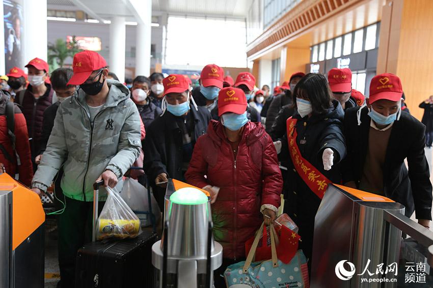 근로자들이 쿤밍남역으로 들어가고 있다. [사진 출처: 인민망]