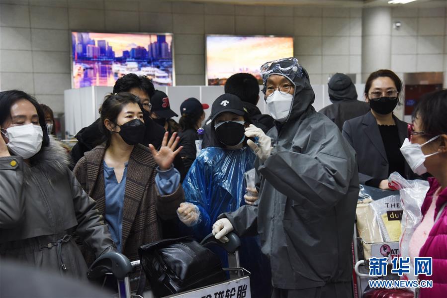 지난 25일 직원이 칭다오 류팅국제공항 국제도착홀에서 질서를 유지하고 있다. [사진 출처: 신화망]