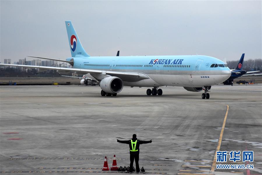 지난 25일 비행기가 칭다오 류팅국제공항에 도착했다. [사진 출처: 신화망]