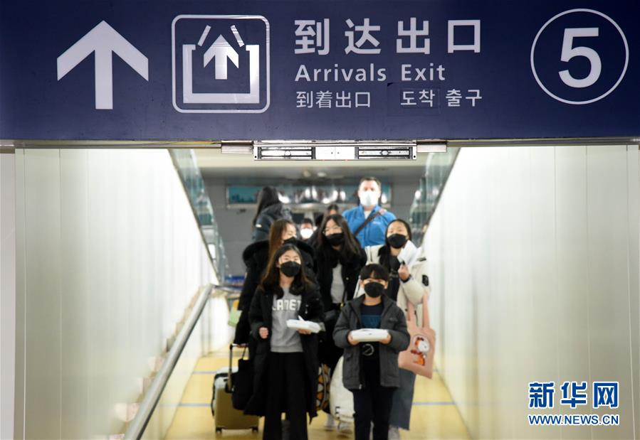 관광객들이 칭다오 류팅국제공항에 도착했다. [사진 출처: 신화망]