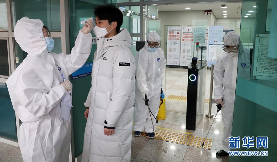 한국 인천에서 직원들이 인하대학교 기숙사에 들어가 발열 검사와 방역 작업을 하고 있다. [사진 출처: 신화망/뉴시스통신]