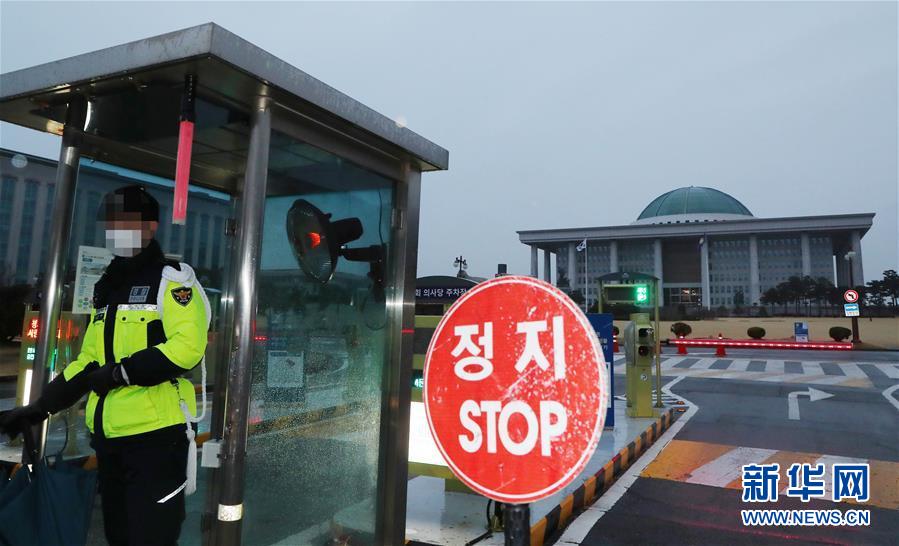 한국 서울에서 경찰이 임시 폐쇄한 국회 본관 앞에서 차량 출입을 통제하고 있다. [사진 출처: 신화망/뉴시스통신]