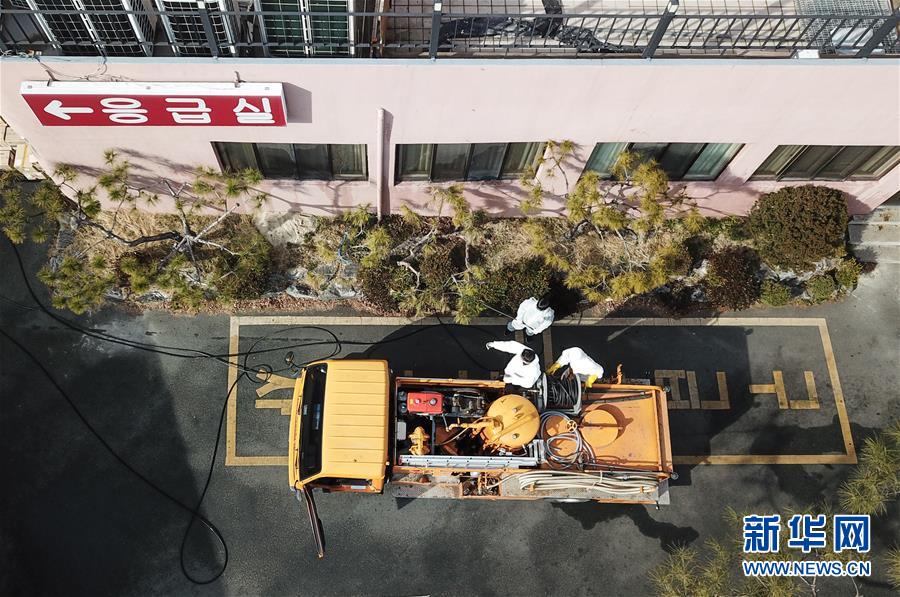 지난 24일 한국 경상북도 청도군 대남병원 직원들이 업무를 보고 있다. [드론으로 촬영/사진 출처: 신화망]