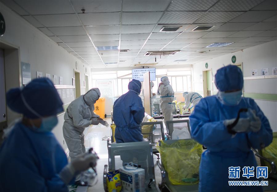 우한 제1병원 의료진들이 격리 병동에 들어가기 전에 격리 장비를 착용하고 있다. [2월 22일 촬영/사진 출처: 신화망] 