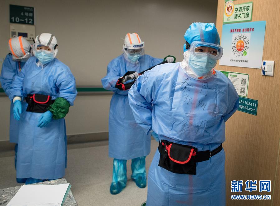 장쑤 출신 의료진 친단(秦丹•우1)은 우한 제1병원 내에서 소독제를 담을 수 있는 허리 가방을 착용하고 있다. [2월 22일 촬영/사진 출처: 신화망] 