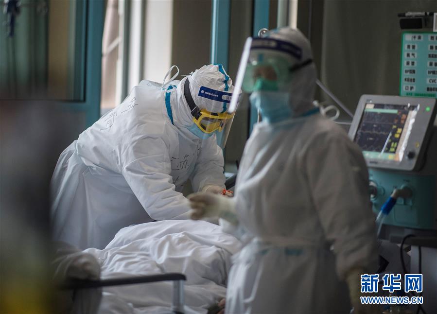 우한 제1병원 중환자실, 장쑤 출신 의료진 리샹(李響•좌)이 바쁘게 움직이고 있다. [2월 22일 촬영/사진 출처: 신화망] 