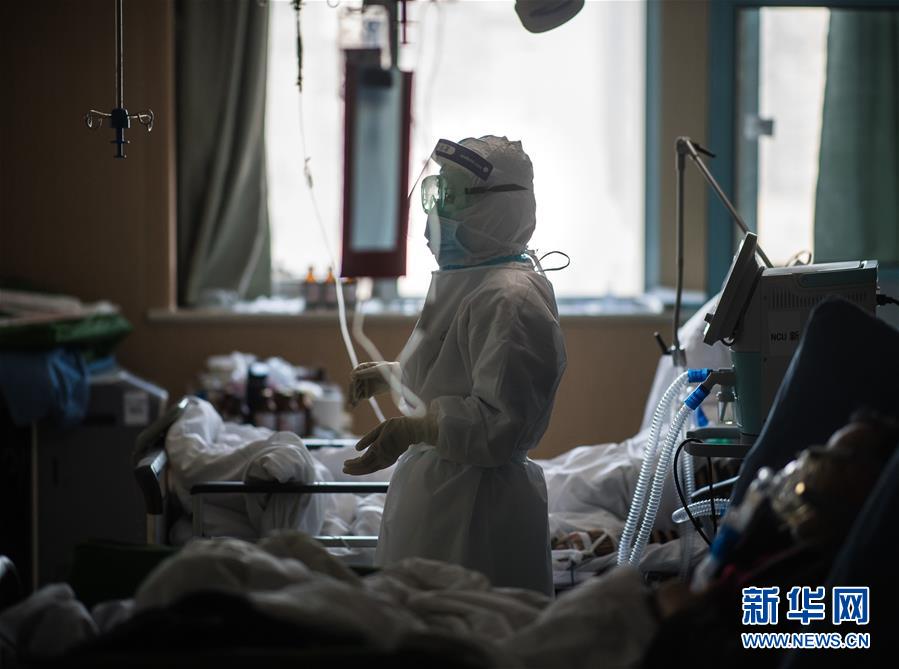 우한 제1병원 중환자실, 장쑤 출신 의료진들이 쉴 틈 없이 일하고 있다. 우한 제1병원 중환자실은 18층에 위치하며, 전국 각지에서 온 의료진들이 이곳에서 바이러스와 싸우며 환자들을 치료하는 데 최선을 다하고 있다. [2월 22일 촬영/사진 출처: 신화망] 