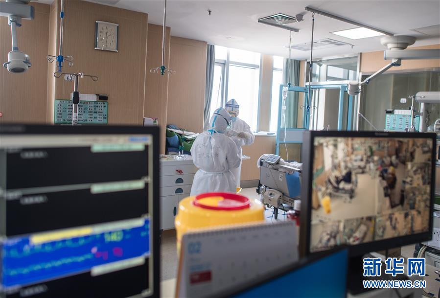 우한 제1병원 중환자실, 장쑤 출신 의료진 한이가 동료들과 쉴 틈 없이 일하고 있다. [2월 22일 촬영/사진 출처: 신화망] 