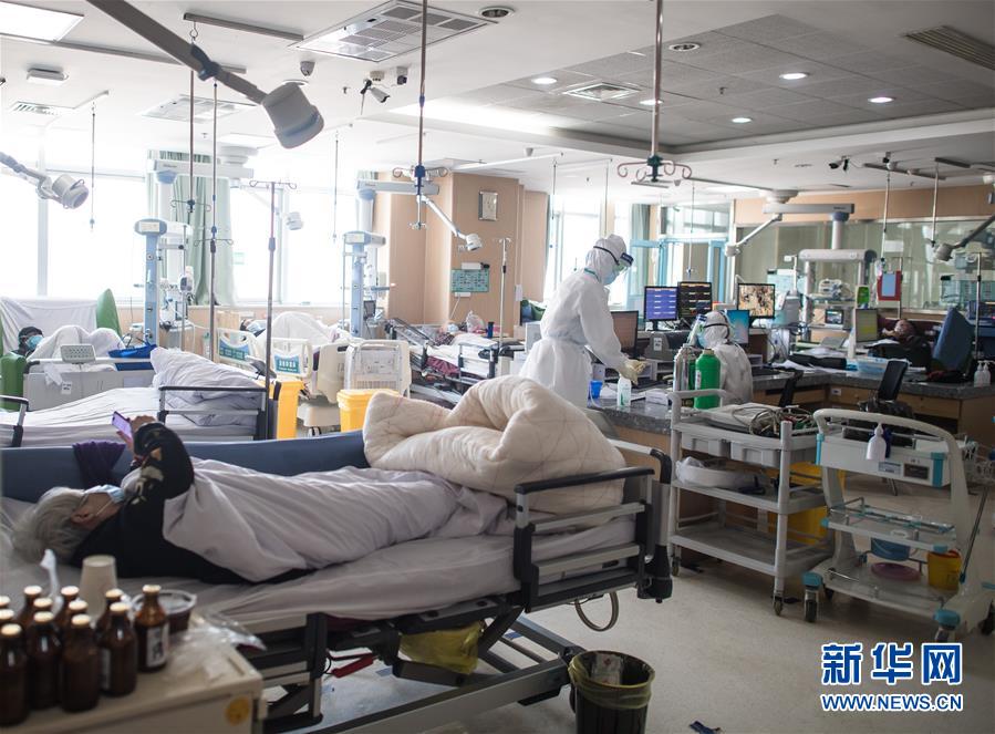 우한 제1병원 중환자실, 장쑤 출신 의료진들이 쉴 틈 없이 일하고 있다. [2월 22일 촬영/사진 출처: 신화망] 