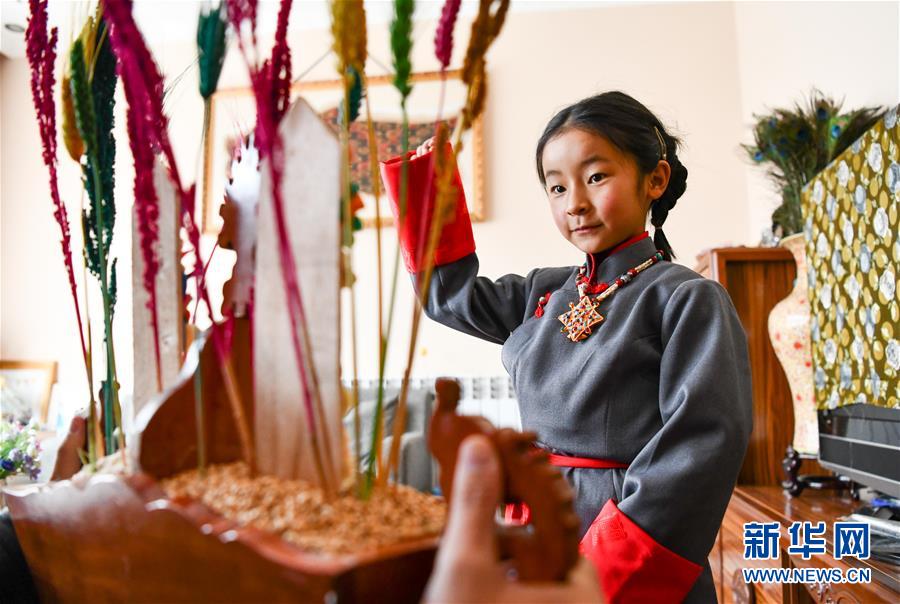 장족 차림의 장족 아이가 체마(切瑪)를 먹고 있다. [2월 24일 촬영/사진 출처: 신화망]