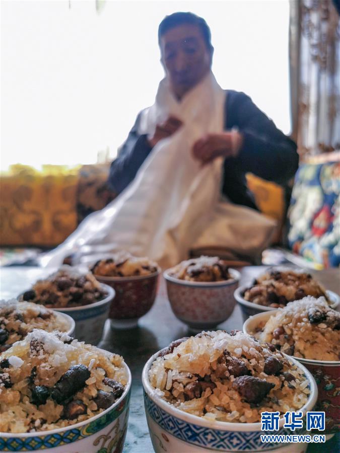 라싸 시민이 집에서 장족 전통 새해 식품을 맛보고 있다. [2월 24일 촬영/사진 출처: 신화망]