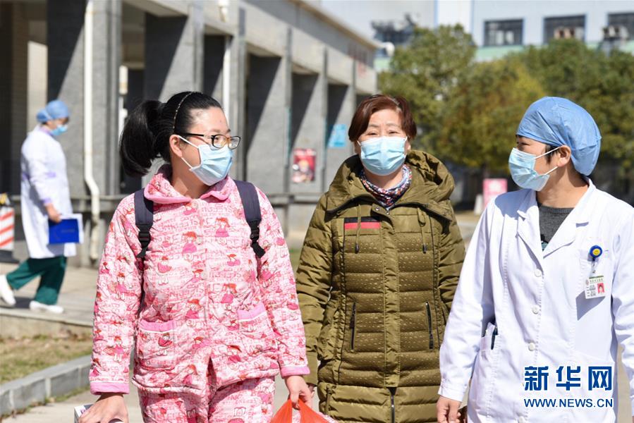 지난 20일 의료진의 안내에 따라 자오루이(가명, 왼쪽)가 시어머니(가운데)와 함께 안칭시립병원 북구 코로나 격리병동을 나서고 있다. [사진 출처: 신화망]
