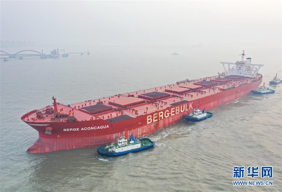 40만 톤급 선박이 차오페이뎬 항구 부두에 정박하려 한다. [2월 24일 드론 촬영/사진 출처: 신화망]